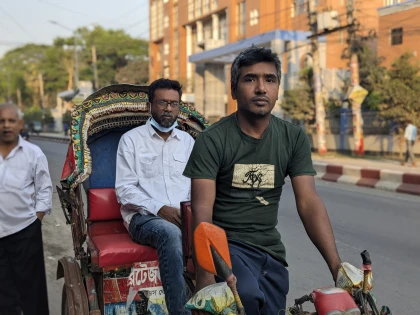 অনার্স-মাস্টার্স শেষ করা ফরিদপুরের জুলহাস ব্যাপারী এখন রিক্সা চালক